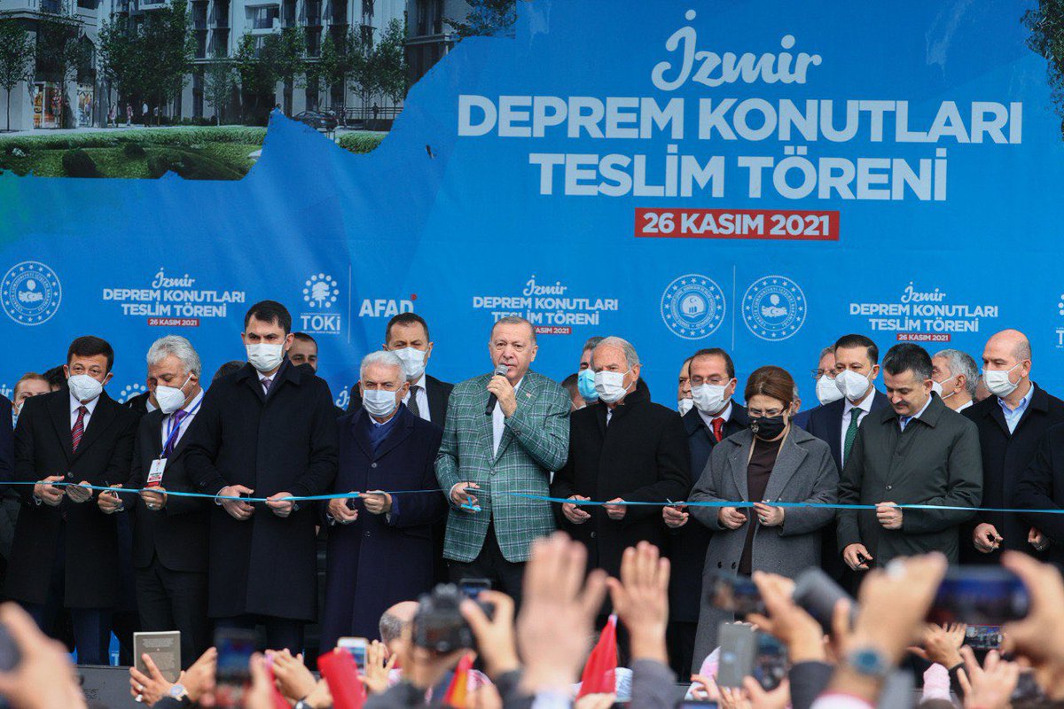 murat_kurum's tweet photo. 1⃣ İzmir'imizde bugün tarihi bir gün yaşadık. 

Sayın Cumhurbaşkanımızın teşrifleriyle 30 Ekim'deki depremin ardından 9 ayda, hızla inşa ettiğimiz #İzmirDepremKonutları'nın ilk etabındaki 596 yuvamız ile 145 iş yerimizi teslim ettik. 🗝️🏘️

 İzmirli kardeşlerimize hayırlı olsun. https://t.co/TfwIxhEJjQ