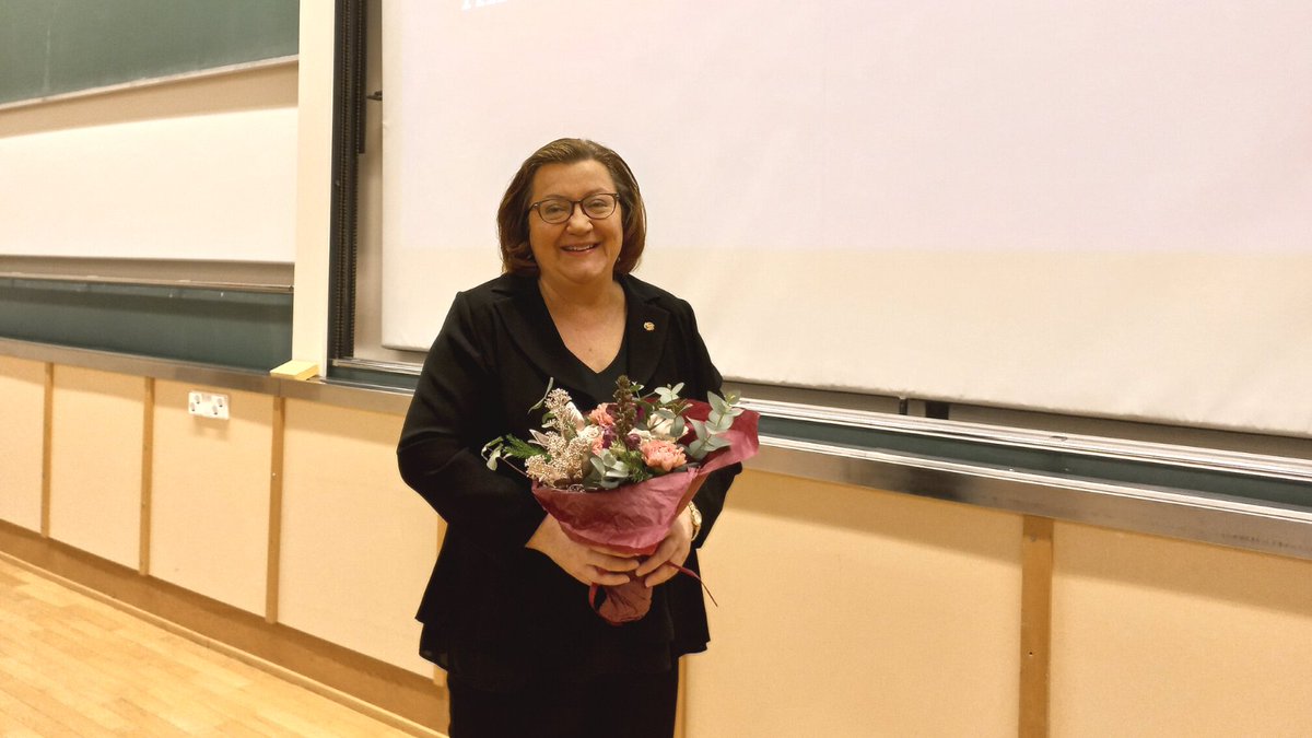 Jo Taru Lintusen jäähyväisluennon otsikko, "Liikunta- ja urheilupsykologiaa viidellä vuosikymmenellä", kertoo Lintusen pitkästä ja merkittävästä työstä aiheen parissa. Kiitos, <a href="/TaruLintunen/">Taru Lintunen</a>! Liikuntatieteellinen tiedekunta toivottaa energisiä eläkepäiviä! 💐 #JYUnique