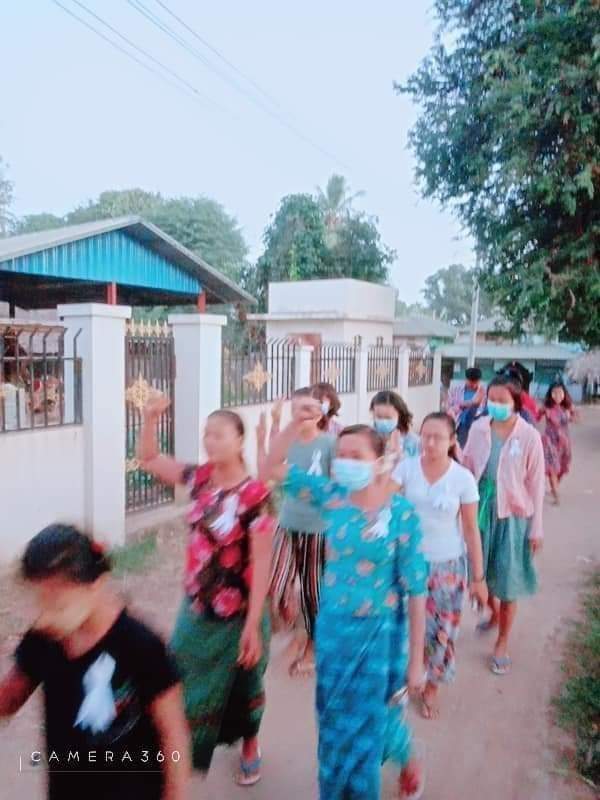 chithsuO's tweet photo. Locals from #YayKyiPin village of Yin-Mar-Pin township marched their evening rally on Nov 26 .

#EndImpunity_EndVAW
#Nov26Coup   
#WhatsHappeningInMyanmar https://t.co/06zjHeY7SD