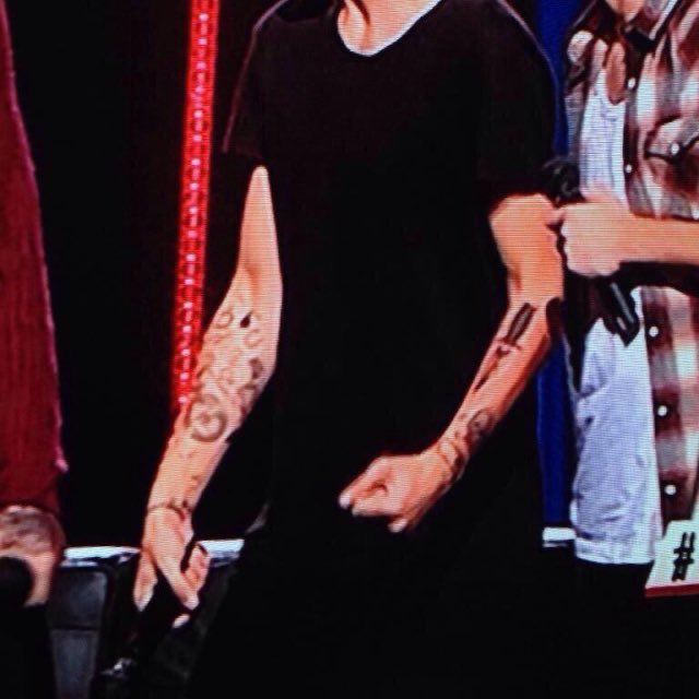 HAPPY BIRTHDAY TO ONE OF THE MOST UNHINGED THINGS LOUIS TOMLINSON HAS DONE <33 