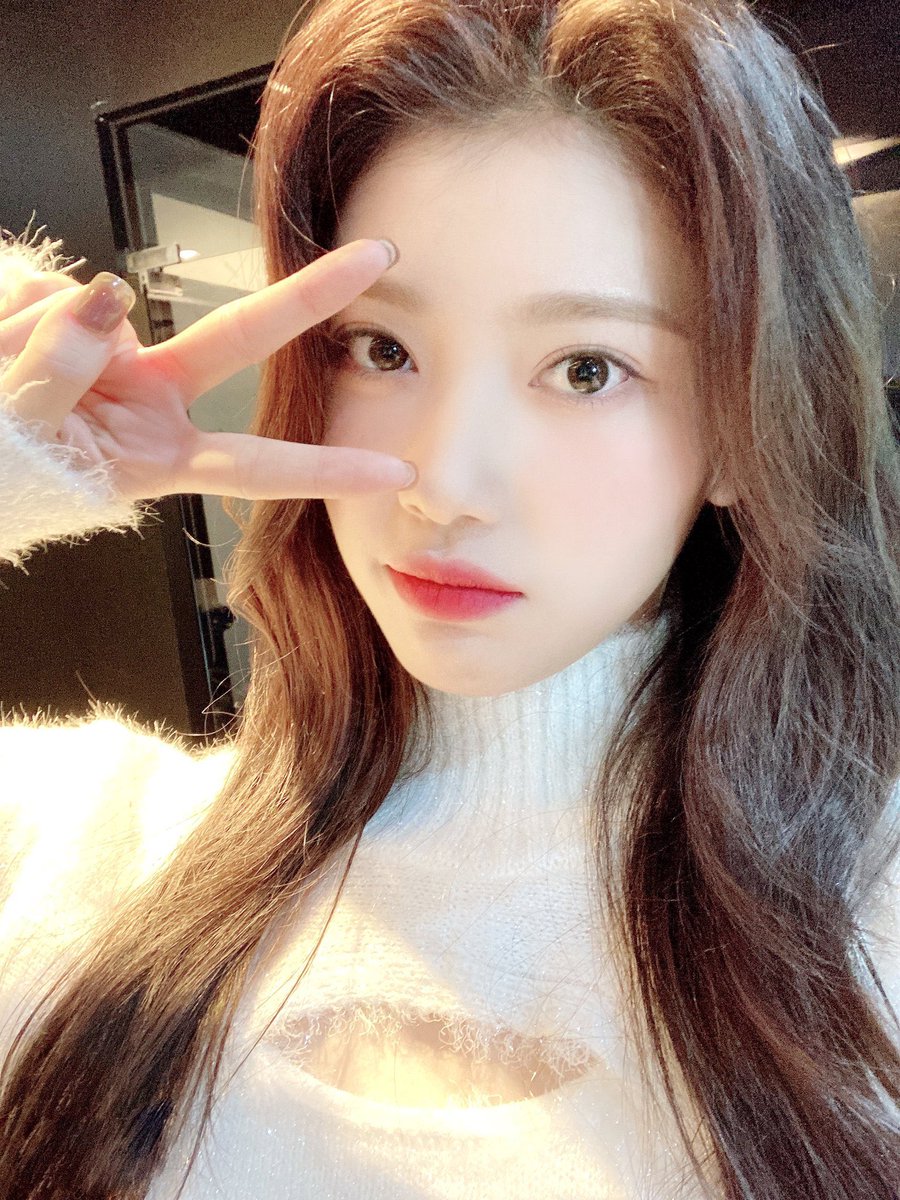 xiaotingdocs's tweet photo. xiaoting twitter update (mandarin)

hehe.. i was very happy yesterday meeting you guys 🥳 we played games together and i was even the winner 😎 it’s because im good at it right? 😏 haha im joking..it’s because you guys are smart 😉 is everyone happy today? you guys must always ++ https://t.co/y5V3LuUscy