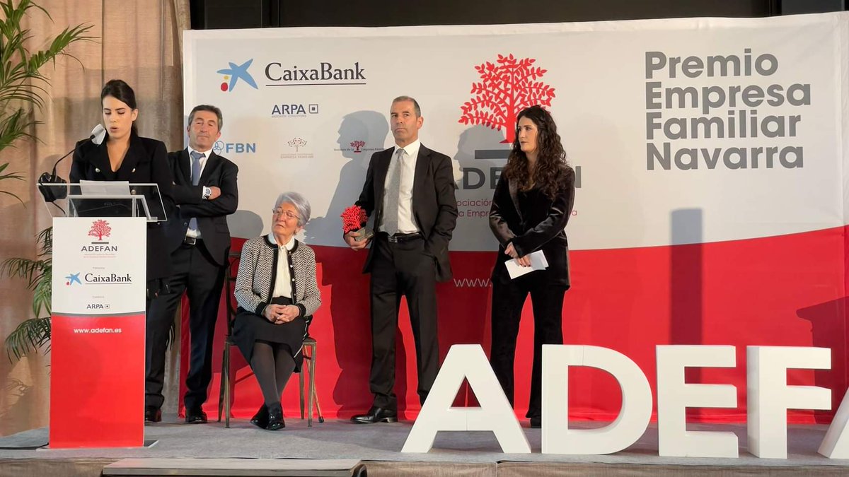 👤 V PREMIO #EMPRESAFAMILIAR NAVARRA | Francisco Esparza (<a href="/adefan_es/">ADEFAN</a>) e Isabel Moreno (<a href="/caixabank/">CaixaBank</a>) hacen entrega del V Premio #EmpresaFamiliar a la Venta de Ulzama-Grupo <a href="/CastilloGorraiz/">Castillo de Gorraiz</a>, "referente dentro del sector local de la restauración y la hostelería".