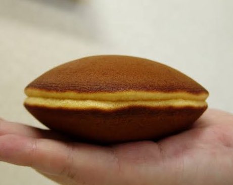 我々が普段 どら焼き といっているものは 三笠 というもので本来のどら焼きは口が空いているものであるらしい Togetter