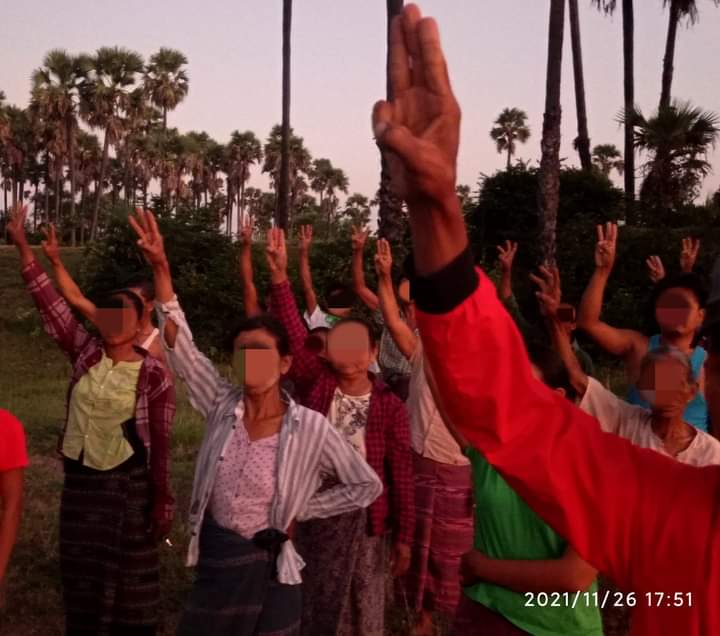 miN13700's tweet photo. "အားလုံးပါဝင်ဆင်နွှဲဘူးသပိတ်တိုက်ပွဲ"

Locals in #Myaing township &amp; strike committee held an evening protest on November 26, calling all oppressed people to take part in "Say NO to military products &amp; military rule" strike.

#EndImpunity_EndVAW
#Nov26Coup
#WhatsHappeningInMyanmar https://t.co/vwI2YzFnIU