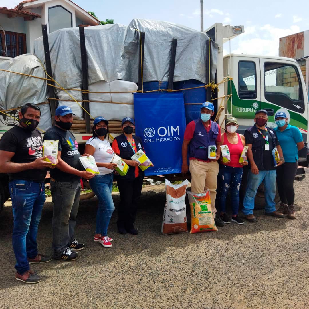 Como apoyo a las comunidades #Kariña del sur del país, <a href="/FAO_Venezuela/">FAO VENEZUELA</a> distribuye herramientas y semillas donados por la <a href="/OIM_RRMV/">OIM Respuesta Refugiados Migrantes Venezuela 🇺🇳</a> a los productores indígenas de la #ReservaForestalImataca.