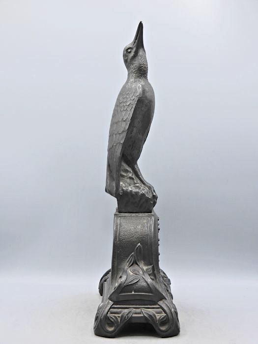 anno1900nl's tweet photo. De klok is gemerkt met: J.M. - deposé - Made in Belgium. J.M. verwijst waarschijnlijk naar Julien Masy, een Brusselse zilver- en goudsmid die gespecialiseerd was in tafelstukken en bestek. Meer info gezocht! https://t.co/7GSqVN454q