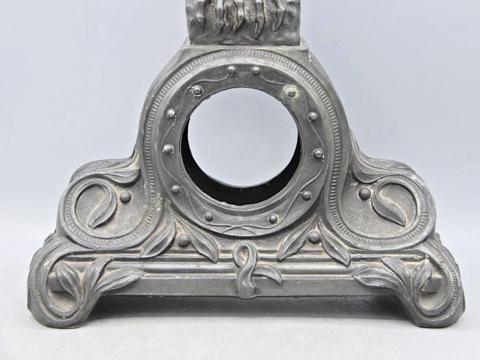 anno1900nl's tweet photo. De klok is gemerkt met: J.M. - deposé - Made in Belgium. J.M. verwijst waarschijnlijk naar Julien Masy, een Brusselse zilver- en goudsmid die gespecialiseerd was in tafelstukken en bestek. Meer info gezocht! https://t.co/7GSqVN454q