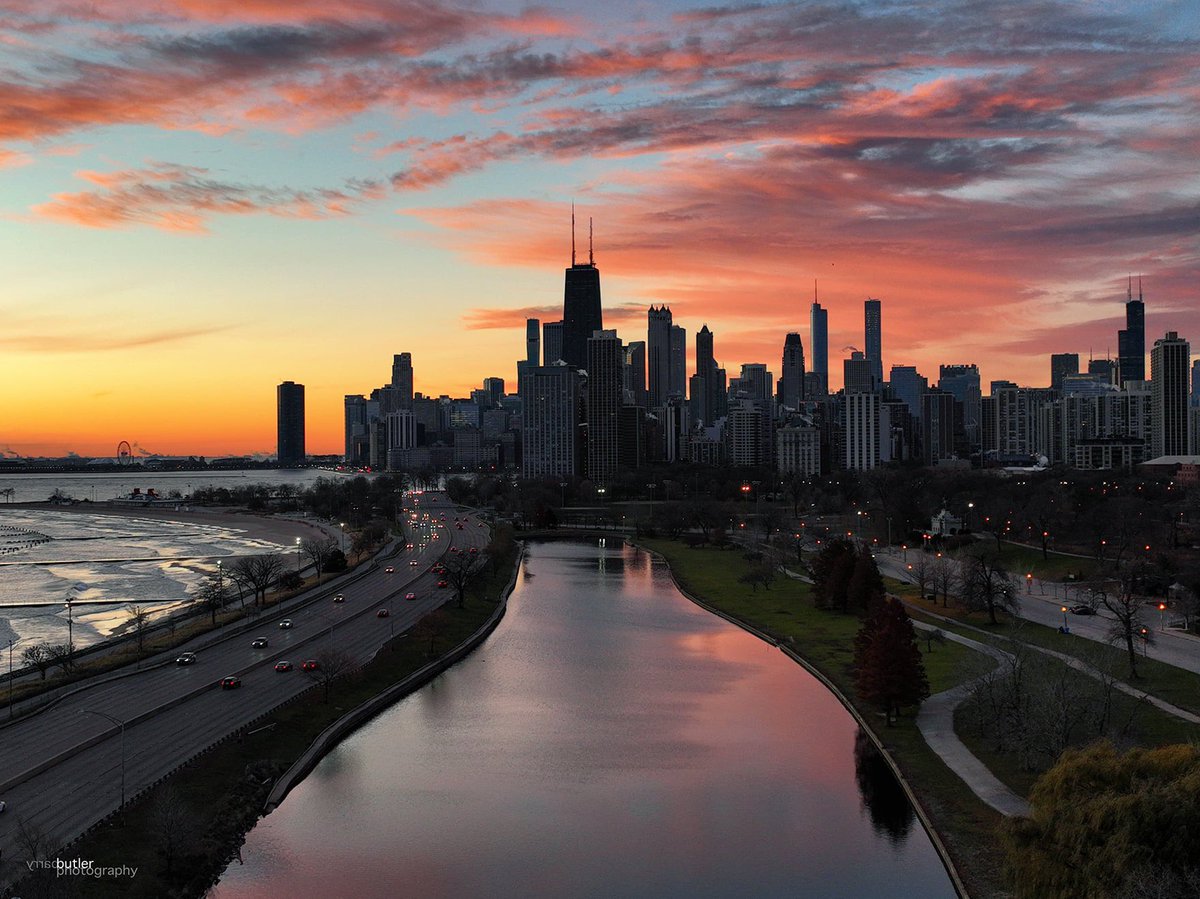 Freezing Friday.  This morning's sunrise over Chicago.  #weather #news #ilwx #chicago