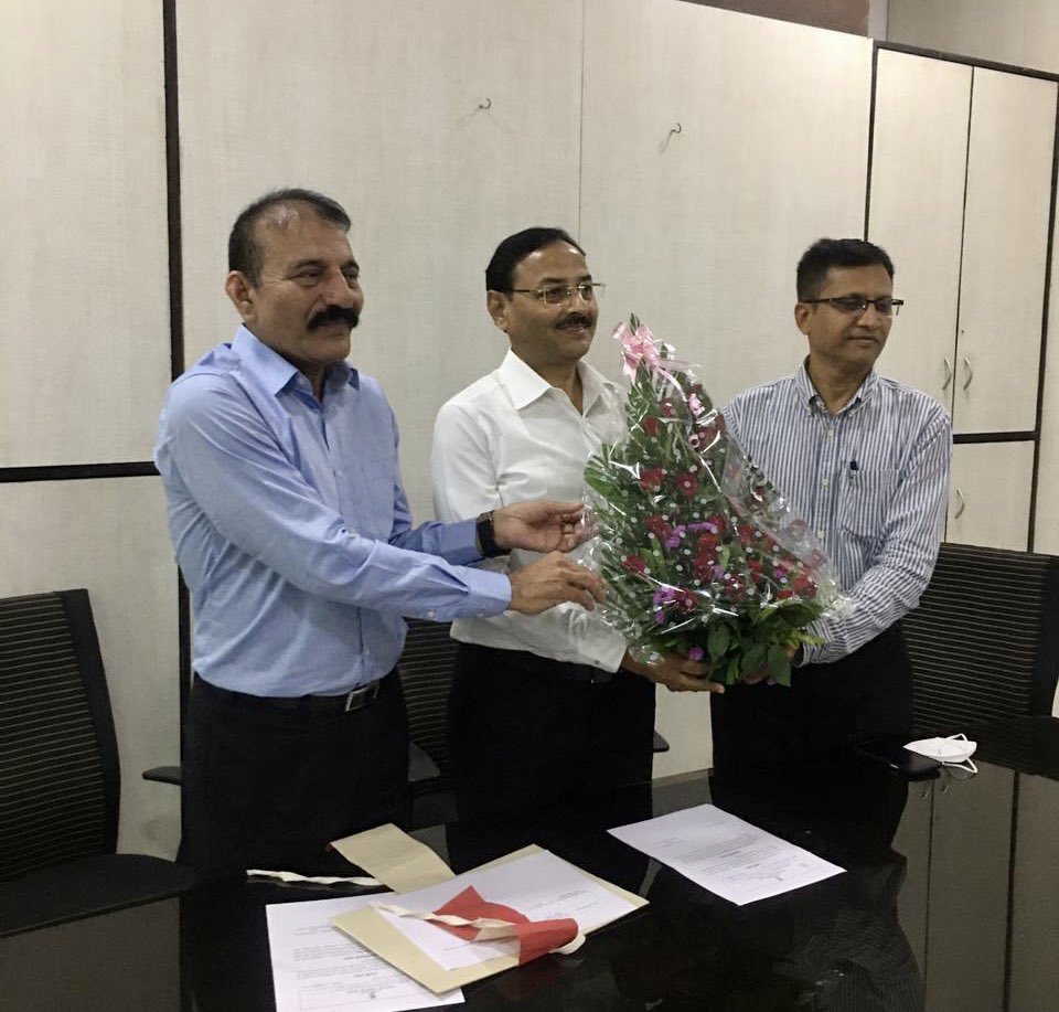 mpsc_office's tweet photo. महाराष्ट्र लोकसेवा आयोगाच्या अध्यक्षपदी श्री. किशोर दत्तात्रय राजे-निंबाळकर, भाप्रसे (निवृत्त) यांची शासनाकडून नियुक्ती करण्यात आली असून नवनियुक्त मा. अध्यक्षांनी आज दिनांक 26 नोव्हेंबर, 2021 रोजी पदभार स्वीकारला आहे. https://t.co/jNJ9PAj9Nv
