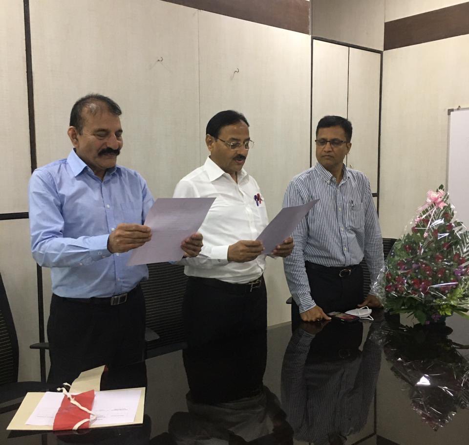 mpsc_office's tweet photo. महाराष्ट्र लोकसेवा आयोगाच्या अध्यक्षपदी श्री. किशोर दत्तात्रय राजे-निंबाळकर, भाप्रसे (निवृत्त) यांची शासनाकडून नियुक्ती करण्यात आली असून नवनियुक्त मा. अध्यक्षांनी आज दिनांक 26 नोव्हेंबर, 2021 रोजी पदभार स्वीकारला आहे. https://t.co/jNJ9PAj9Nv
