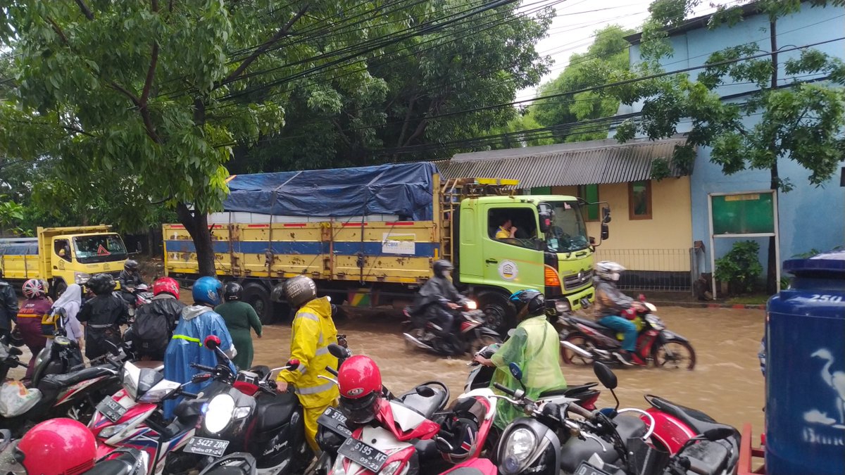 butuhmelatonin's tweet photo. Kejebak.. di jl. Rumah sakit banjir sepaha dari 1 jam yang lalu @infobandung https://t.co/JtjuRvpBJW