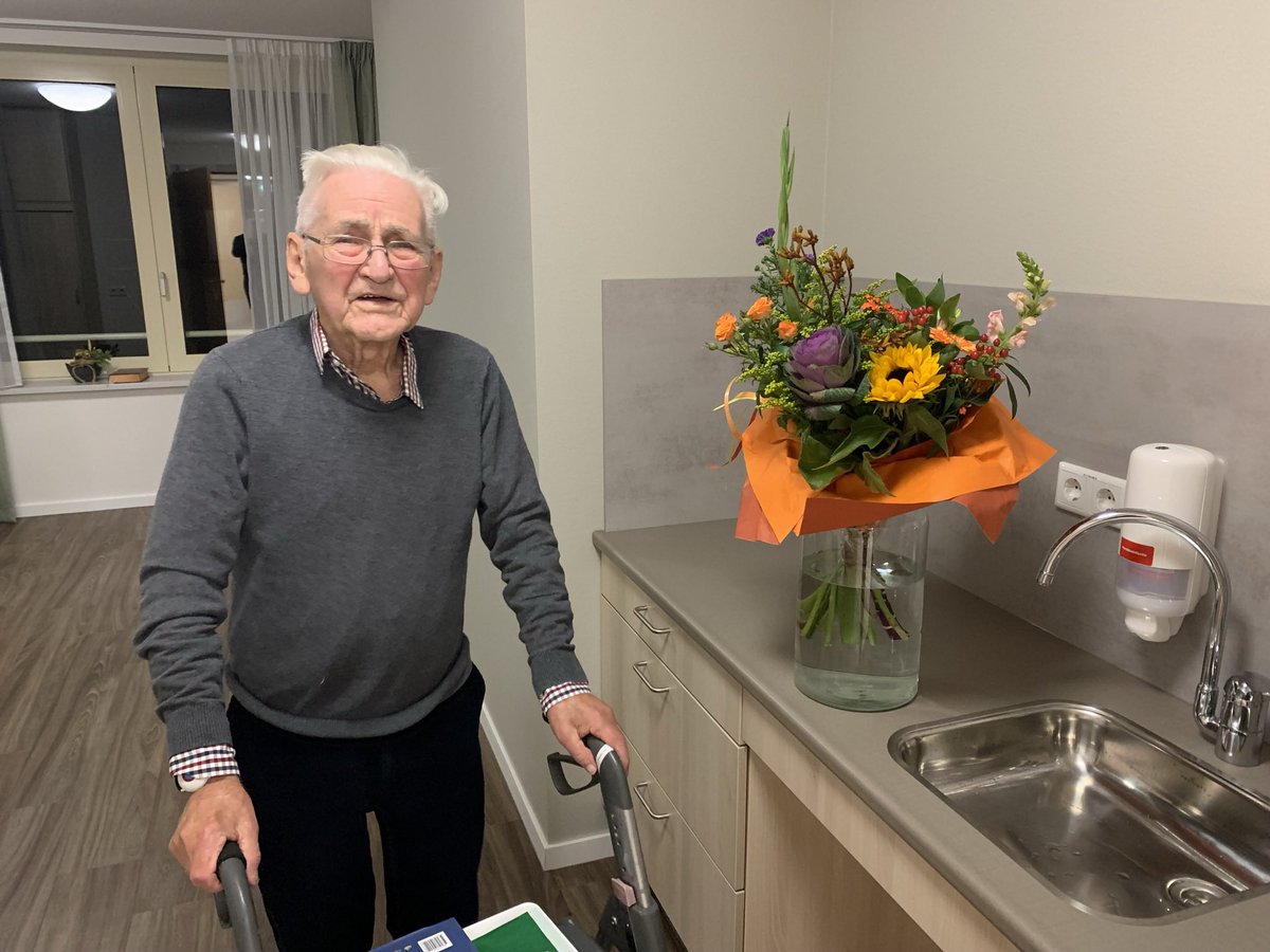 markbrouwer2010's tweet photo. Onze oude vriend en marineveteraan Marinus Dankers hoopt 29 november zijn 94e verjaardag te vieren. Wat zou het mooi zijn als we hem overladen met felicitaties in het verzorgingstehuis waar hij woont! 

Verpleeghuis Salem
Vlietlaan 2
2986 AZ Ridderkerk

Delen wordt gewaardeerd! https://t.co/uKUwEj4RSb
