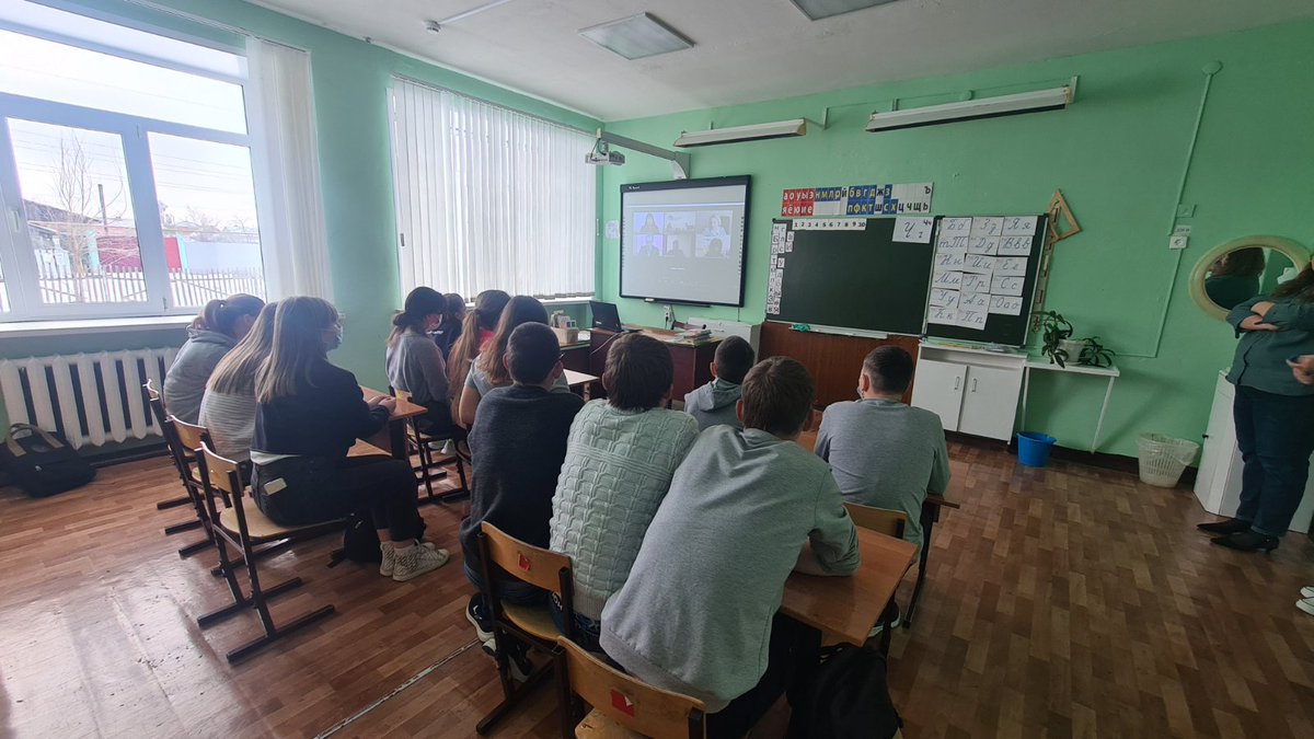 Для профилактики распространения наркомании и связанных с ней правонарушений, а также для повышения правовой грамотности,учашиеся 7-9 классов были сегодня подключены к видеоконференции "Имею право знать" на тему "День прав ребёнка"