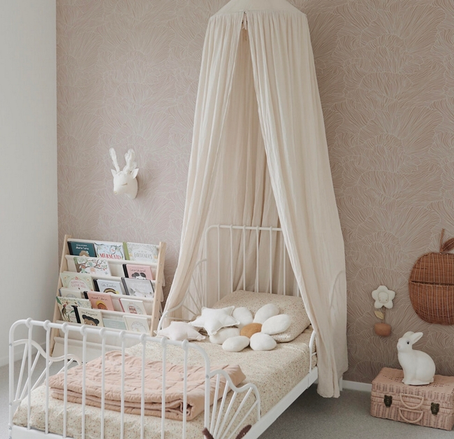 Hoy os traemos uno de esos dormitorios que nos inspiran. Un dormitorio romántico, elegante y con colores bastante neutros. Sí, un dormitorio que seguramente a muchos nos gustaría tener en casa; y es que los dormitorios infantiles de este tipo son un lugar ideal para que nuestr