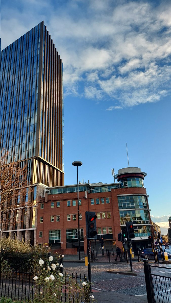 gascoigne_alfie's tweet photo. A spectacular view this morning on my way to work this morning! Blue skies, it must be Friday! With Hadrians Tower (&Nexus House!) Looking fab.
#Newcastle #HadriansTower @HadriansTower https://t.co/hX2j747qP3