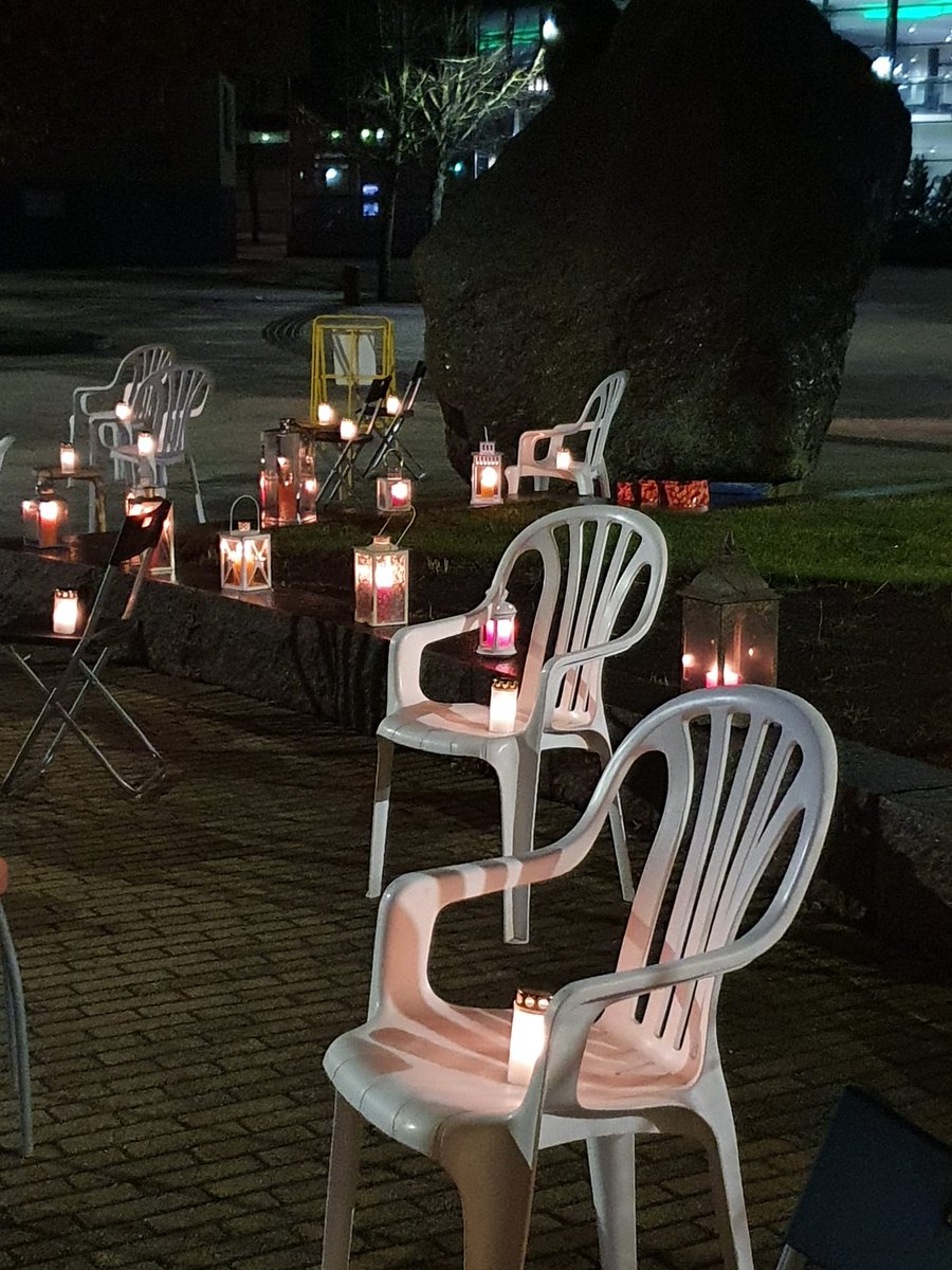 LyomatonLinjaKe's tweet photo. 25.11. järjestämämme Silent Witness -tapahtuma sujui rauhallisesti, lähisuhdeväkivallan vuoksi kuolleita naisia kunnioittaen. Kiitos kaikille osallistuneille!

#ValoaEiVäkivaltaa
https://t.co/oSlaJhCZhL https://t.co/lA9FkBogmB