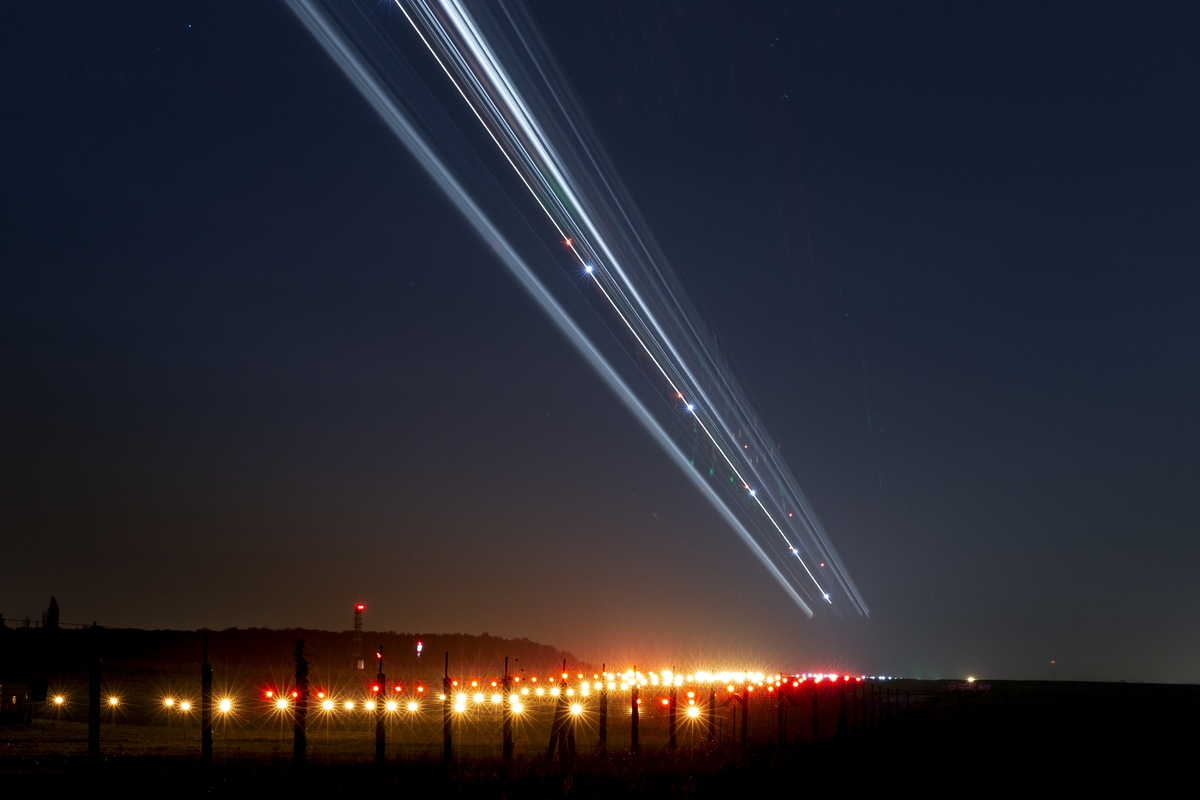 Au coeur de la nuit, l'avion se pose à Nantes-Atlantique.