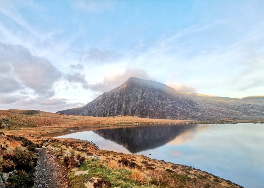 Reflection is such a metaphor for, well, reflection! Pen Yr Ole Wen reflected in Llyn Idwal at sunset 💚 #EveryoneNeedsNature #Natureformentalhealth #landscapelovers #placeandhealth #mountains @visitsnowdonia