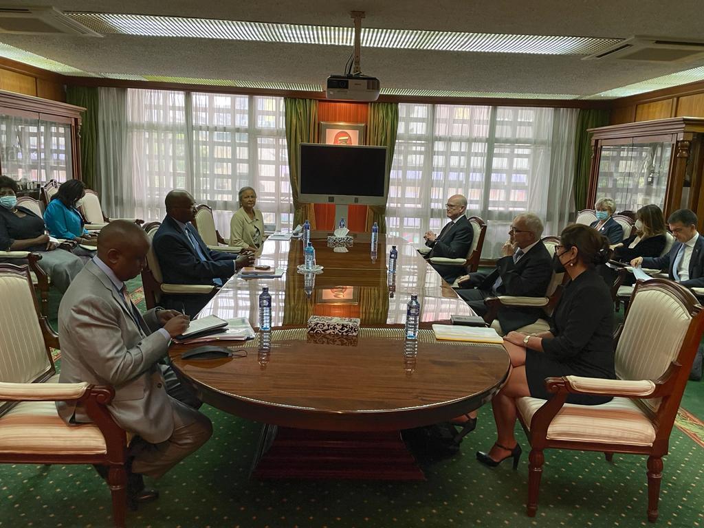 EIB's tweet photo. EIB President Werner Hoyer, VP @OstrosThomas met @CBKKenya governor @njorogep to discuss how the EU Climate Bank's cooperation with Kenyan banks can support private sector investment across the country, and the EIB’s strengthened presence through its new #Nairobi Regional Hub. https://t.co/oeM7KKhi46