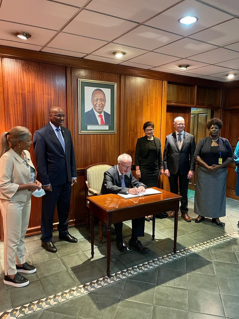 EIB's tweet photo. EIB President Werner Hoyer, VP @OstrosThomas met @CBKKenya governor @njorogep to discuss how the EU Climate Bank's cooperation with Kenyan banks can support private sector investment across the country, and the EIB’s strengthened presence through its new #Nairobi Regional Hub. https://t.co/oeM7KKhi46