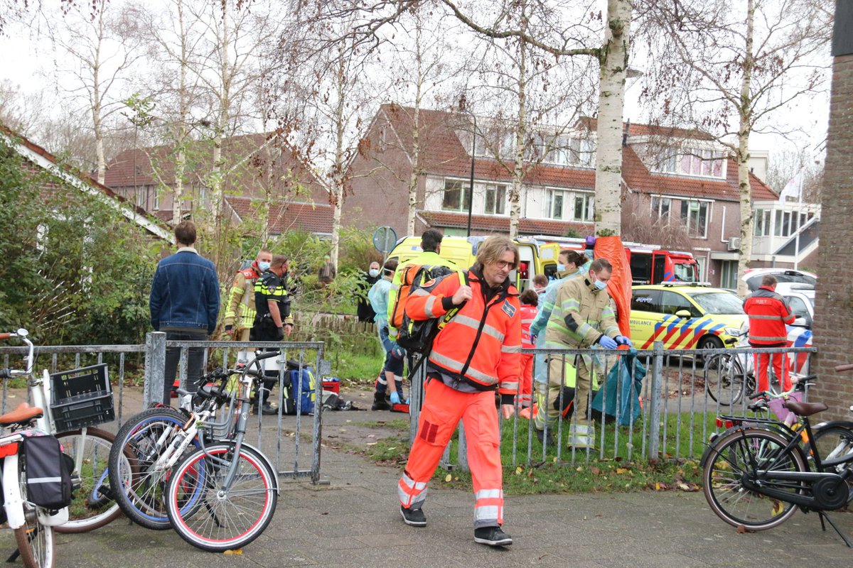 MarcoC42's tweet photo. Lifeliner1 landt op schoolplein. Kinderen keken vreemd op. #mijdrecht https://t.co/VgH1qPzHX4