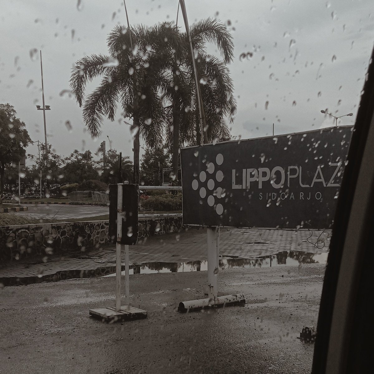 claveyun's tweet photo. rainy days🦋🌧️
*pusing abis ngerjain fisika😮‍💨 https://t.co/oZf1S0mxz5