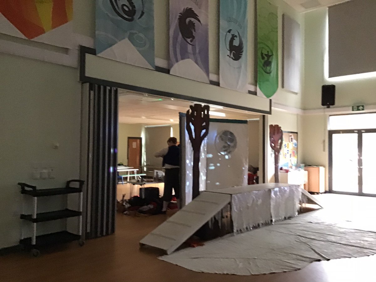 BeaverRoad_Pri's tweet photo. An exciting morning at the Junior school as we all meet in the hall dressed in our house colours! Here are some pictures of us enjoying a performance of The Snow Queen! https://t.co/FkGXuNCo4g
