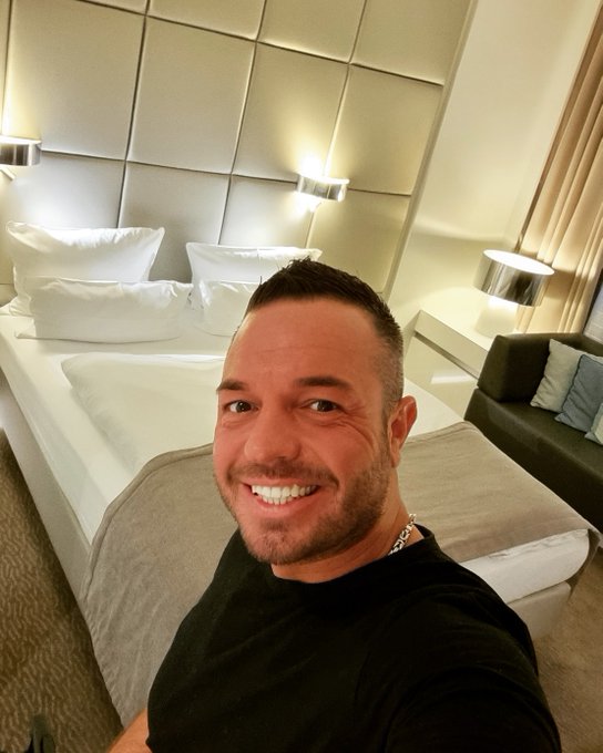 Shootingday in D&uuml;sseldorf, wish you all a nice Weekend 😉👍🏼   #shootingday #Hotelroom #Selfie #weekend<a href="/tag/selfie"class="tags"><span>#selfie</span></a><a href="/tag/germany"class="tags"><span>#germany</span></a><a href="/tag/weekend"class="tags"><span>#weekend</span></a><a href="/tag/hotelroom"class="tags"><span>#hotelroom</span></a><a href="/tag/fridayfun"class="tags"><span>#fridayfun</span></a>