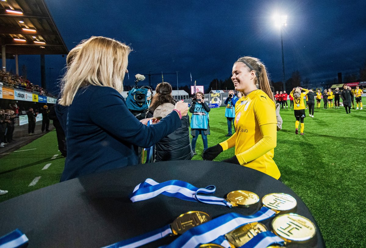 KuPSNaiset's tweet photo. Puolustaja Ella Vanhanen saavutti kultamitalin keltamustan riveissä ja pohtii nyt välivuoden pitämistä. Lue lisää: https://t.co/psqGuGa2cS

#KuPS #KansallinenLiiga #Banzai https://t.co/9WwrHzGYOq