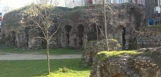 Bizans Imparatorluğu'nun İstanbul'daki en önemli yazlık saraylarından biri. Günümüze kalıntıları, izleri kalan bu saray için bir kurtarma işlemi yapılmaması üzücüdür.

Saray, İstanbul'un şimdiki Samandıra bölgesinde yer alan ünlü "Damastris Sarayı" idi.