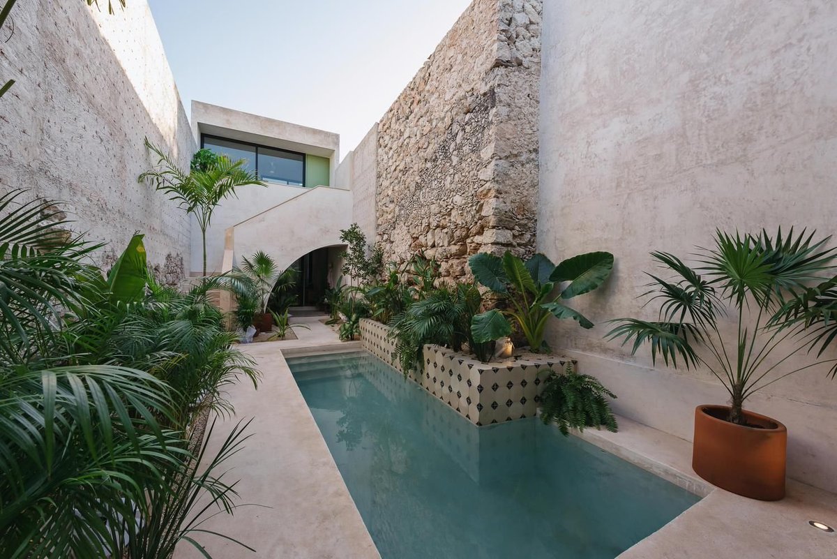 Fnnnart's tweet photo. تحفة #معمارية لمنزل بعرض غرفة واحدة فقط كيف سيكون ؟
في قلب مدينة ميريدا التاريخي في #المكسيك وعلى بعد خطوات قليلة فقط من #قصر كانتون في باسيو دي مونتيجو يقع هذا #المنزل والذي يعده الكثير من  المهندسين #المعماريين نموذجاً من نماذج الجمال المختلف في أسلوب استغلال المساحات المتاحة https://t.co/POMSZ4F5H3