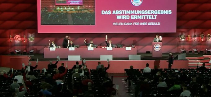 papantengah's tweet photo. KISRUH! [Thread]

Sidang umum tahunan FC Bayern Munich yang digelar malam tadi berakhir kisruh. Perbedaan pandangan serta sikap presiden klub menjadi penyebab.

Pemicunya? Qatar! Kok bisa? [ftamsut] #IMC https://t.co/8NtKPtPuIp