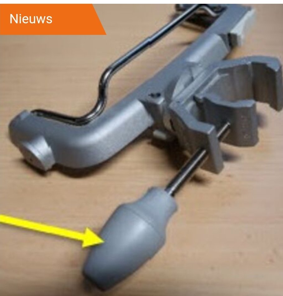 dokterhoe's tweet photo. Mooie innovatie in @UMCUtrecht! Met nieuwe infuuspaalklem minder fysieke belasting en werkt ook nog  sneller. Genomineerd voor de Goede Praktijken Competitie. Zie https://t.co/KneCV52qWh https://t.co/K46g6gRPyU