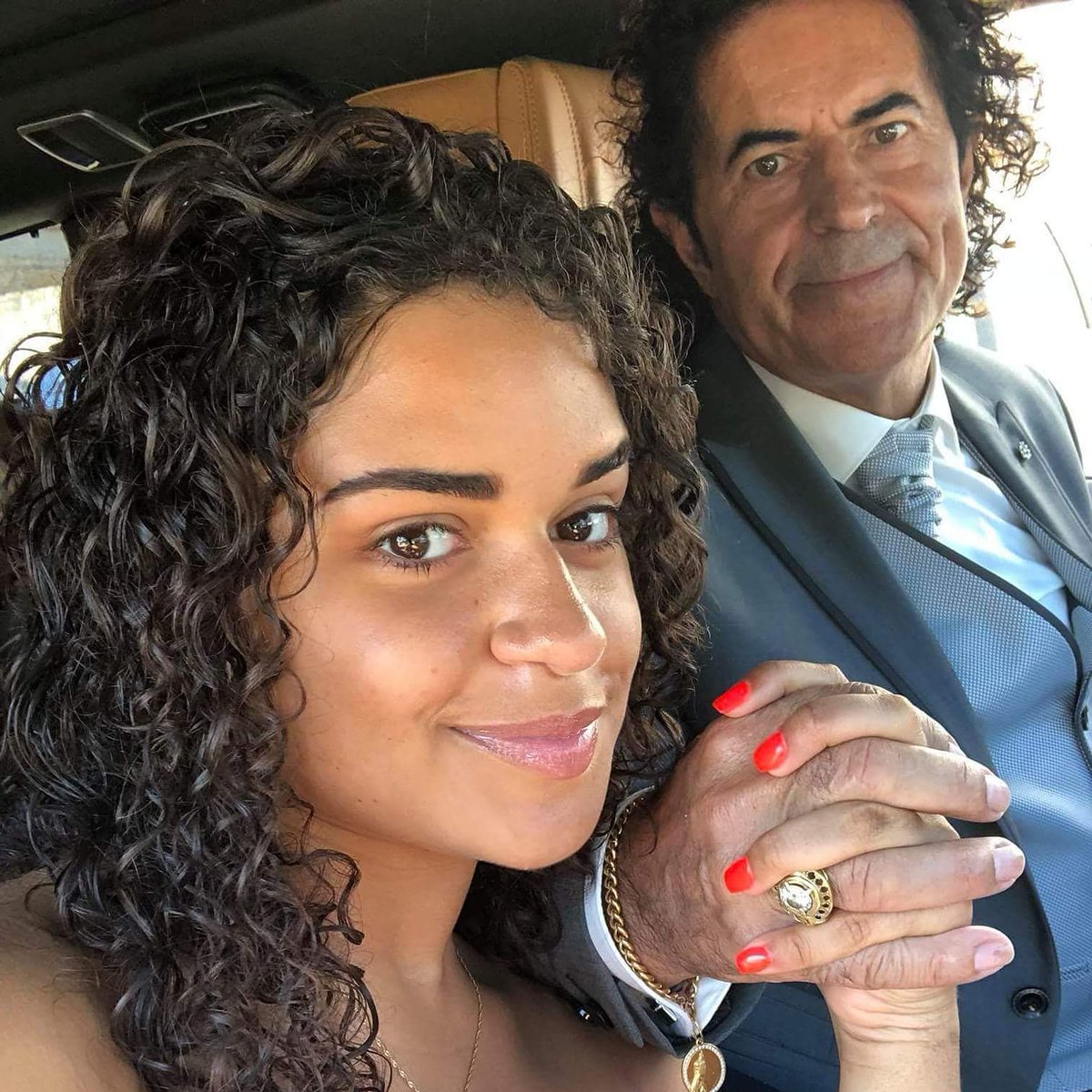 Feliz aniversário princesa 
Todos te amamos muito