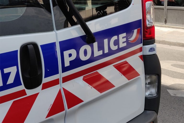info_Paris_IDF's tweet photo. 🔴 FLASH - #Paris : Un gendarme réserviste a été interpellé jeudi matin dans un foyer de #migrants du XIIIe arrondissement, alors qu’il tentait de #racketter les petits commerçants de l’établissement. Le suspect a été #placé en garde à vue au commissariat. (Actu17) #Militaire https://t.co/8qI5HszziM