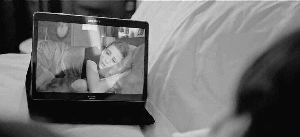 مازلتُ أعتني بصورتكِ وأنظر إليها مساءً،مازلتُ كعادتي ﻻ أستطيع أغلاق هاتفي دون تقبيل وجهكِ،مازال ذلك الوجه نجمي الوحيد المُفضل.