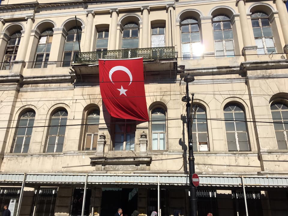 Çemberlitaş-Divanyolu güzergâhı, Roma ve Osmanlı dönemlerine ait çeşitli tarihi hatıralarla doludur. Bunlardan biri, bej renkli ve hayli devasa görünümlü "Saffet Paşa konağı"dır. Günümüzde ise "Basın Müzesi" olarak işlevini sürdürür bu Osmanlı binası.