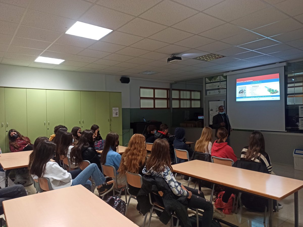 Artxandape's tweet photo. 🗣️📊🔢 #Matematika aplikatuak modu bikaina dira ikasleek ikusi dezaten matematiken erabilgarritasuna haien eguneroko bizitzan. Rahul Kumar @BCAMBilbao -ko (Basque Center for Applied Mathematics) langileak #hitzaldi interesgarria eskaini zien DBH 4. mailako ikasleei. https://t.co/k9OQtcfVFf
