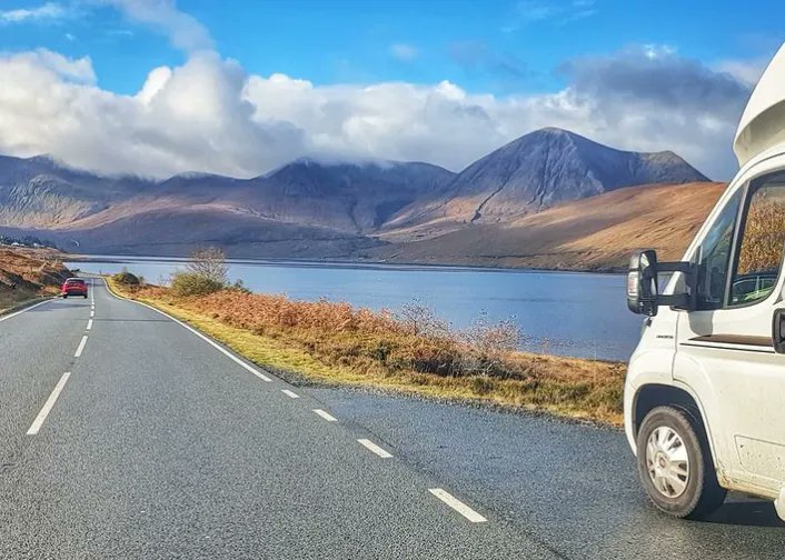 Scottish Skyes 🏴
󠁧󠁢󠁳󠁣󠁴󠁿
Just how gorgeous is this view on the Inner Hebrides island of Skye??

The guys over at <a href="/motoroaming/">Themotoroamers</a> on Instagram spent a number of days exploring the beauty of this island.

Is this one for your 2022 travel list? 🗺