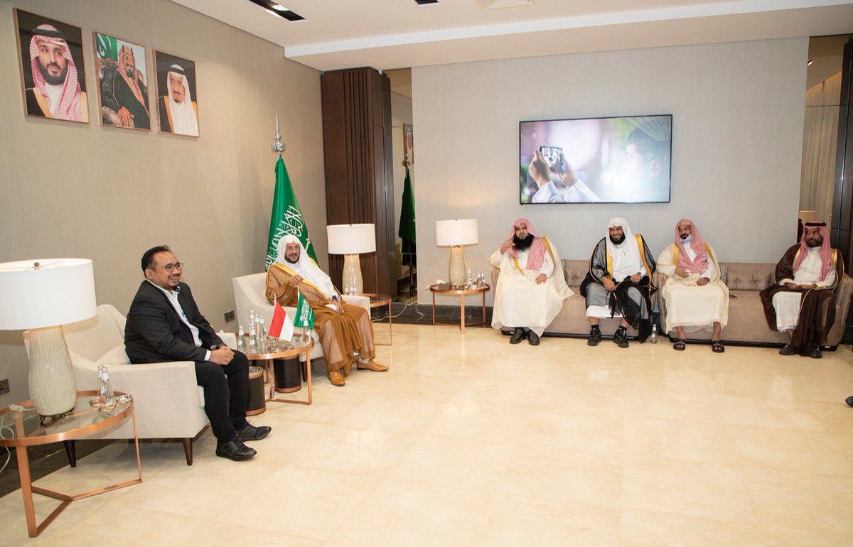 Saudi_Moia's tweet photo. ودّع معالي وزير الشؤون الإسلامية د.#عبداللطيف_آل_الشيخ مساء يوم أمس الخميس معالي وزير الشؤون الدينية بجمهورية إندونيسيا أ.ياقوت خليل قوماس والوفد المرافق له لدى مغادرتهم مطار الملك عبدالعزيز الدولي بمحافظة جدة، في ختام الزيارة الرسمية لهم للمملكة والتي استمرت عدة أيام. https://t.co/cMRVFXjz62
