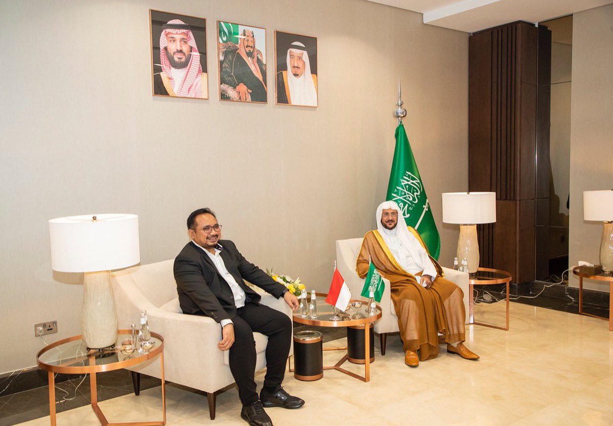 Saudi_Moia's tweet photo. ودّع معالي وزير الشؤون الإسلامية د.#عبداللطيف_آل_الشيخ مساء يوم أمس الخميس معالي وزير الشؤون الدينية بجمهورية إندونيسيا أ.ياقوت خليل قوماس والوفد المرافق له لدى مغادرتهم مطار الملك عبدالعزيز الدولي بمحافظة جدة، في ختام الزيارة الرسمية لهم للمملكة والتي استمرت عدة أيام. https://t.co/cMRVFXjz62