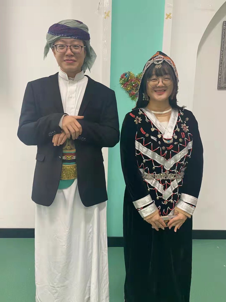 ChineseEmbtoYEM's tweet photo. عندما يرتدي الشباب والشابات الصينيون الأزياء التقليدية اليمنية...إنه رائع حقا!
وما رأيكم فيه؟ 
إن الأزياء التقليدية اليمنية جميلة وفريدة من نوعها، إذا كان بالإمكان الإعلان عنها ونشرها بشكل جيد، فإنها بالتأكيد ستشتهر وتنتشر في العالم! https://t.co/ElmfDJmvmu
