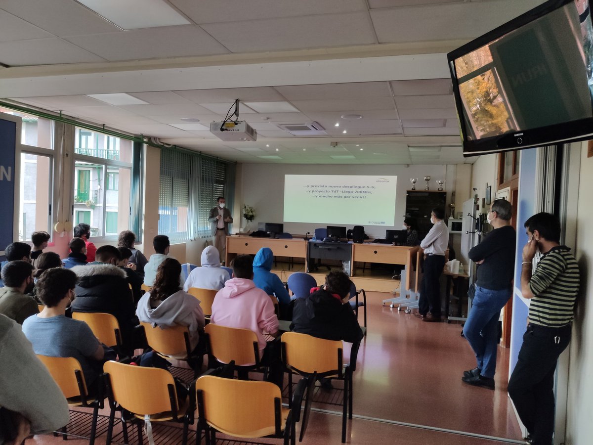 2IT2 eta 2ST3ko ikasleek <a href="/GrupoElecnor/">Grupo Elecnor</a> enpresaren hitzaldia jaso dute, telekomunikazioetan dituzten proiektuak aurkezteko. 5G, telekomunikazio emisioak, etab. Lanerako aukera paregabeak <a href="/fpbidasoa/">CIFP BIDASOA LHII</a>