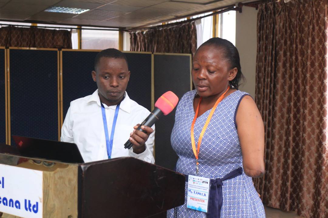 AssistiveTechUG's tweet photo. Julius Mugaga from @MakerereCHS chaired today's morning session. 🎙️

#AssistiveTechnology #Day2 https://t.co/4SvsTnXrfg