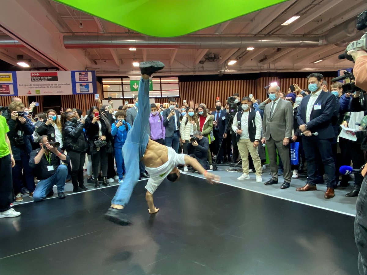 MGEN_officiel's tweet photo. Merci à @jmblanquer pour sa présence sur notre stand MGEN au salon européen de l'#éducation. Visionnez en direct : https://t.co/SqamVemN01 
#salon #orientation #enseignement #mgen #breaking @weblaligue @education_gouv @MSavignac_MGEN https://t.co/turbaaNfg0