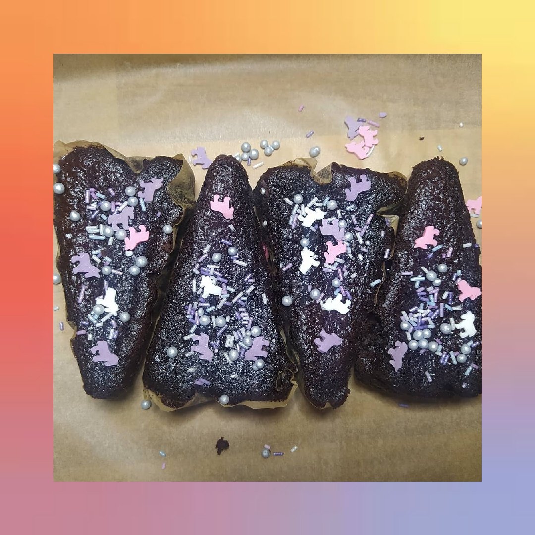 curleybakery's tweet photo. The first bake of the day 🦄 UNICORN SLICES 🦄

@skinnyfoodco https://t.co/D0Z9mPzjhO
