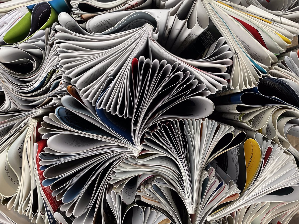 SEIFERTpr's tweet photo. Tadaa - wir feiern das gedruckte Papier. 🥳 Bunt und vielfältig wie das Leben. 🌈 Heute ist Welttag der Zeitschriften. 🗞 Und wir lieben Zeitschriften! 💜💛💚
.
#WelttagDerZeitschriften #WeLovePrint #SeifertPR https://t.co/BcYK4wJPBt