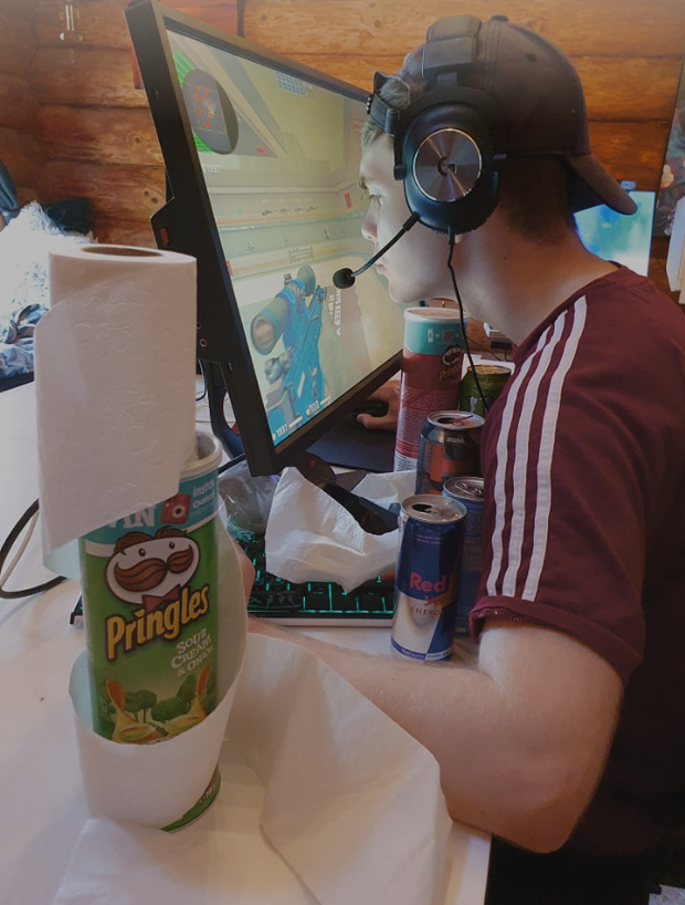 aro_cs2's tweet photo. imorgess popped 2 redbulls stå op kl 5 ja grnd 10 mins amb0tz <3<3 #ancientonly #roadtomaj0r #fullf0cus #dedikeret #youngtalent #pringles #ez4hentze #redbull https://t.co/WsG2XPeSt4