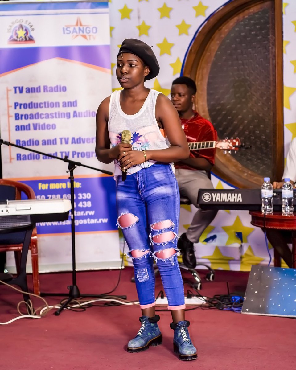 isangostar's tweet photo. #IsangoTalentPromotion 

Berny ubwo yamurikaga impano ye imbere y’akanama nkemurampaka, ni umwe mubahataniye itsinzi uyu munsi mu Isango Talent Promotion. 

Video: https://t.co/h0PMkF4F1q https://t.co/Ihb7JFeI8C