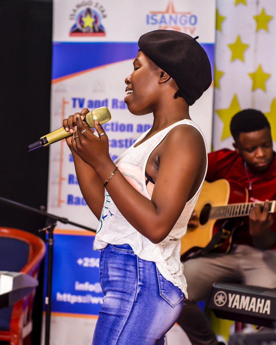 isangostar's tweet photo. #IsangoTalentPromotion 

Berny ubwo yamurikaga impano ye imbere y’akanama nkemurampaka, ni umwe mubahataniye itsinzi uyu munsi mu Isango Talent Promotion. 

Video: https://t.co/h0PMkF4F1q https://t.co/Ihb7JFeI8C